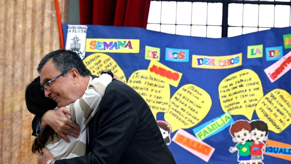 Ballesta abrazando a un niño