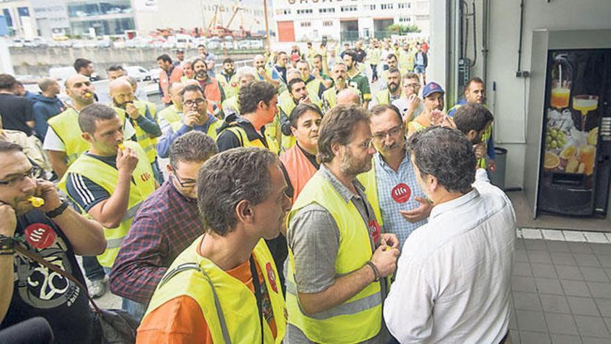 El secretario general de la CIG, Paulo Carril, al frente de un piquete, dialoga con el gerente de un concesionario en A Grela.