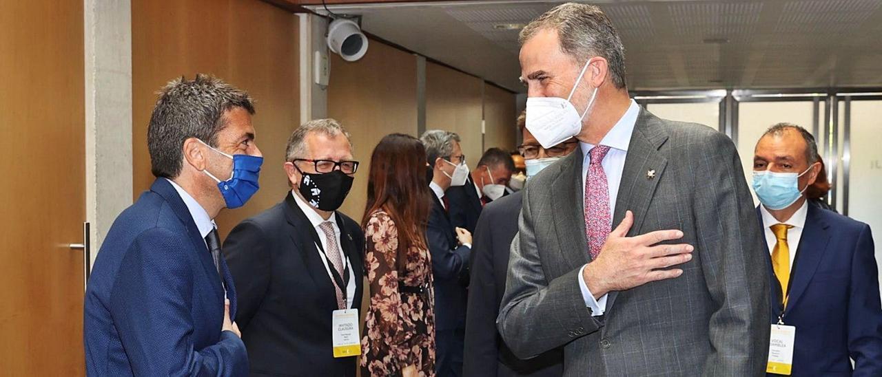 El presidente de la Diputación, Carlos Mazón, saludando ayer al rey Felipe VI en su visita a Castellón, durante la asamblea de la CEV.