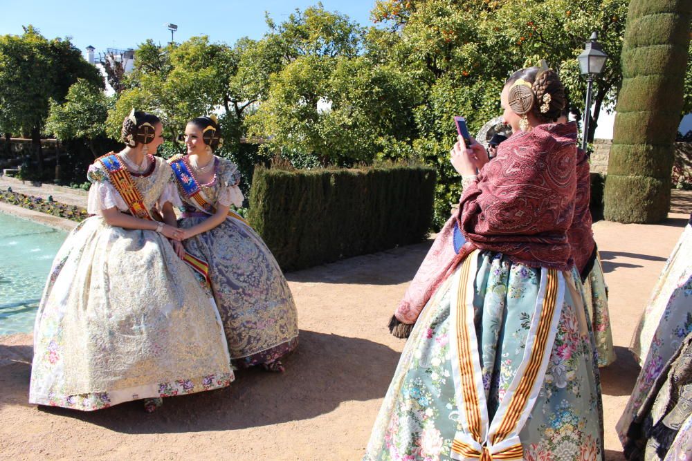 Será una constante. Mientras se hacen las fotografías, Rocío y la corte hacen las suyas propias. Una buena muestra la veremos al final de esta galería...