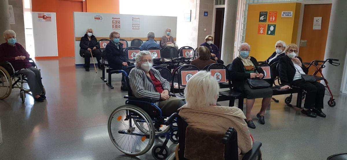 Los mayores citados por teléfono esperan a que les inyecten la dosis