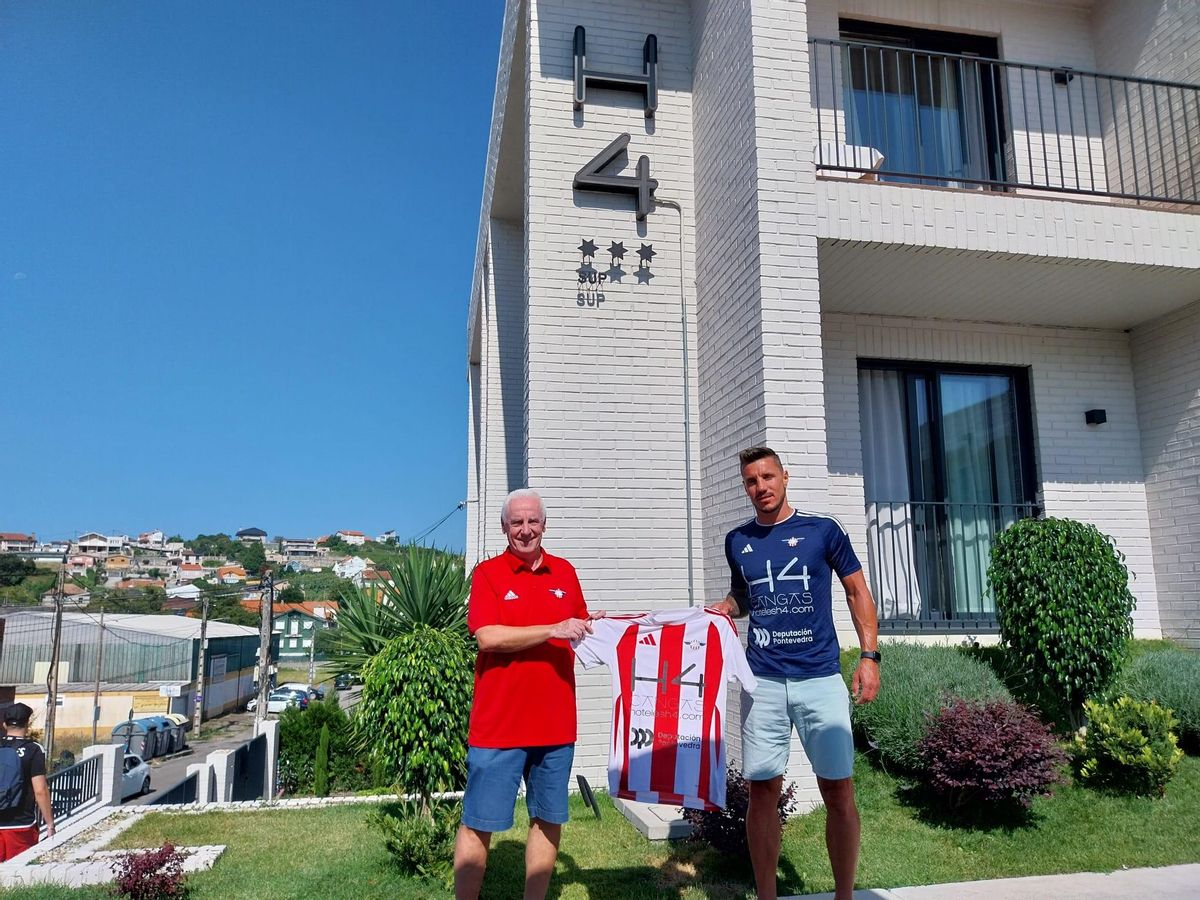 Adrián Cruz, en su presentación como nuevo jugador del Alondras, junto a Rafa Outeiral.