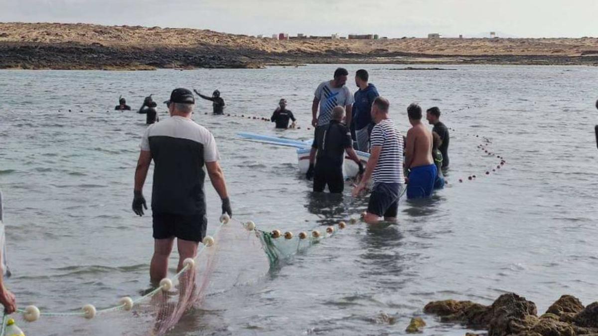 Los vecinos de El Cotillo tirando por el trasmallo. | | ONDA FTVA.