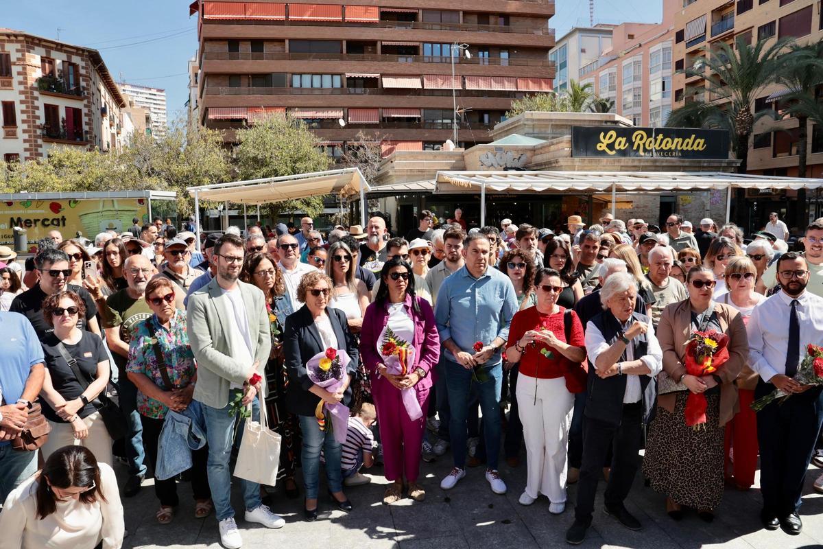 El acto ha contado con la asistencia de unas 150 personas en la plaza 25 de mayo