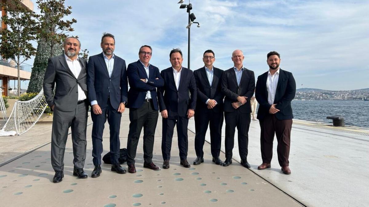 Una image de la delegación de la Autoridad Portuaria con representantes de la naviera Arkas.