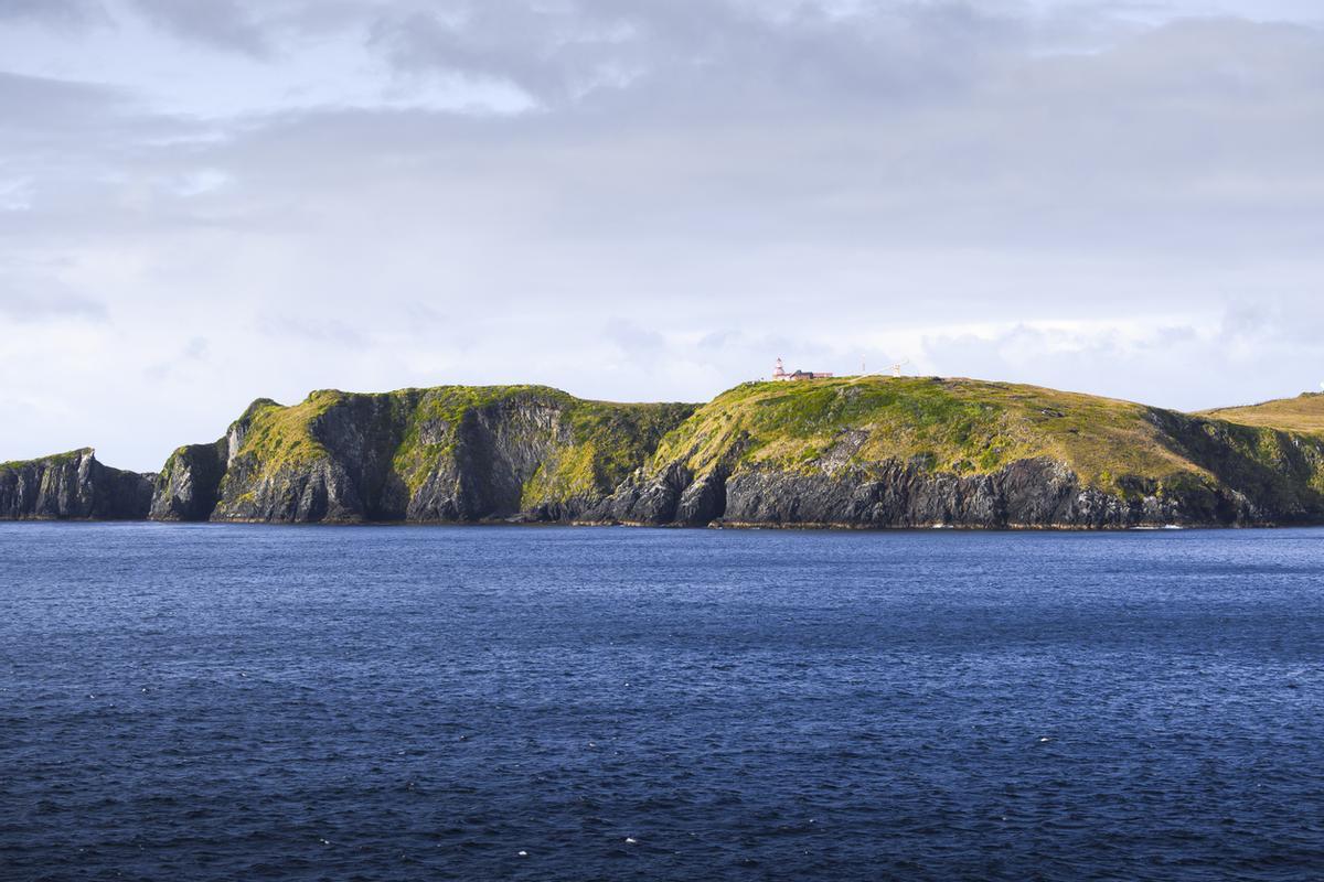El Cabo de Hornos, ubicado en el alto acantilado de la isla de Hornos, conecta los océanos Atlántico y Pacífico