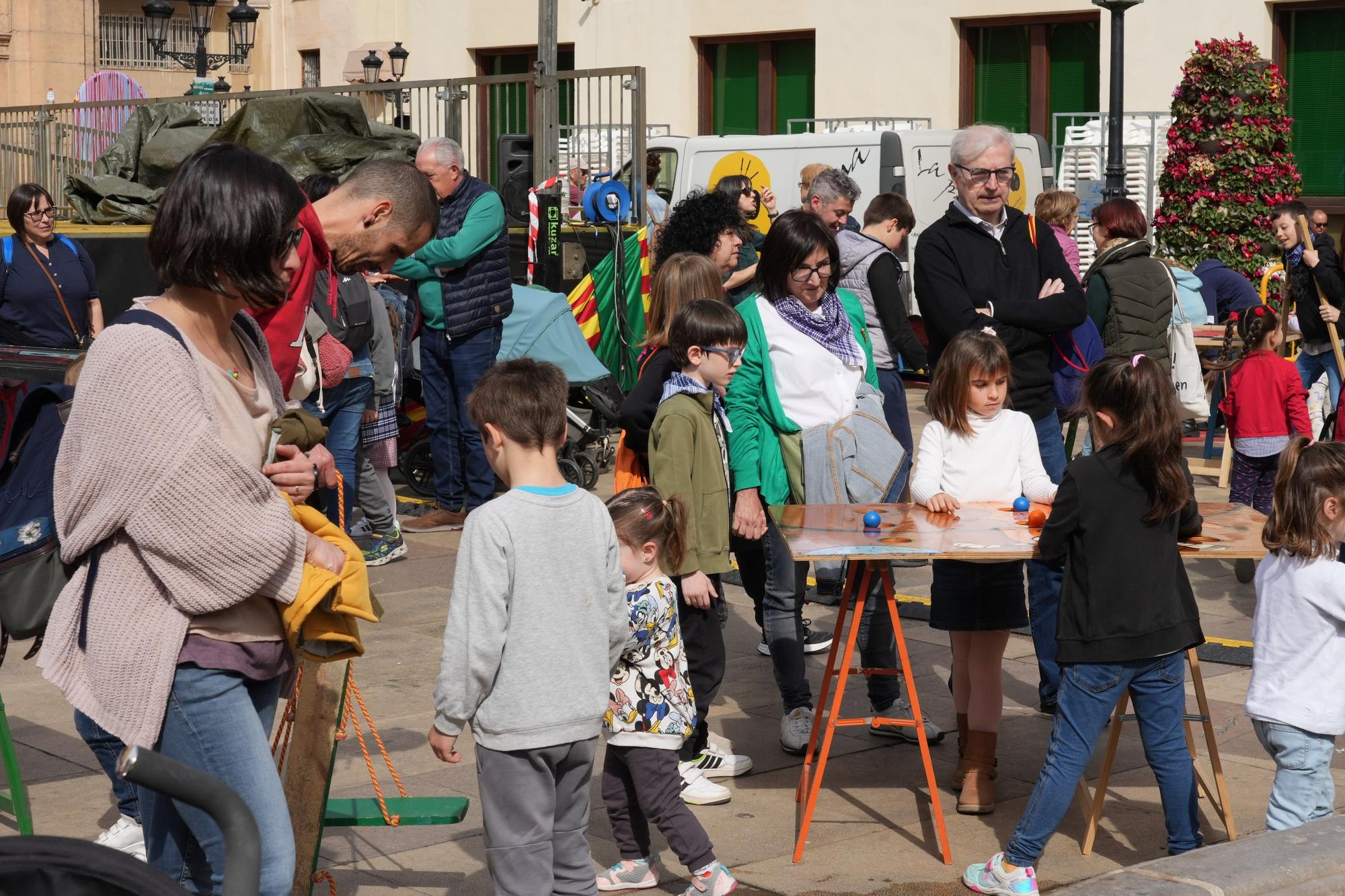 Galería de fotos: Los más pequeños se divierten jugando en la Plaza Mayor de Castelló