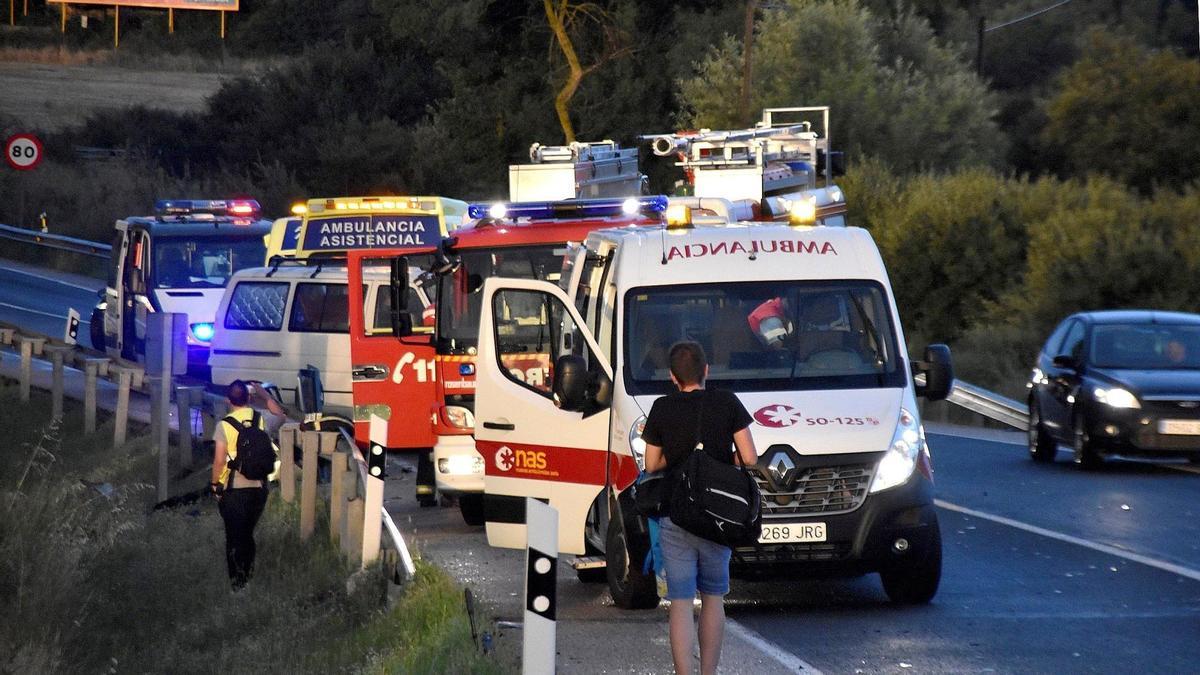 Una ambulancia atiende a varias personas tras un accidente de tráfico en una imagen de archivo.