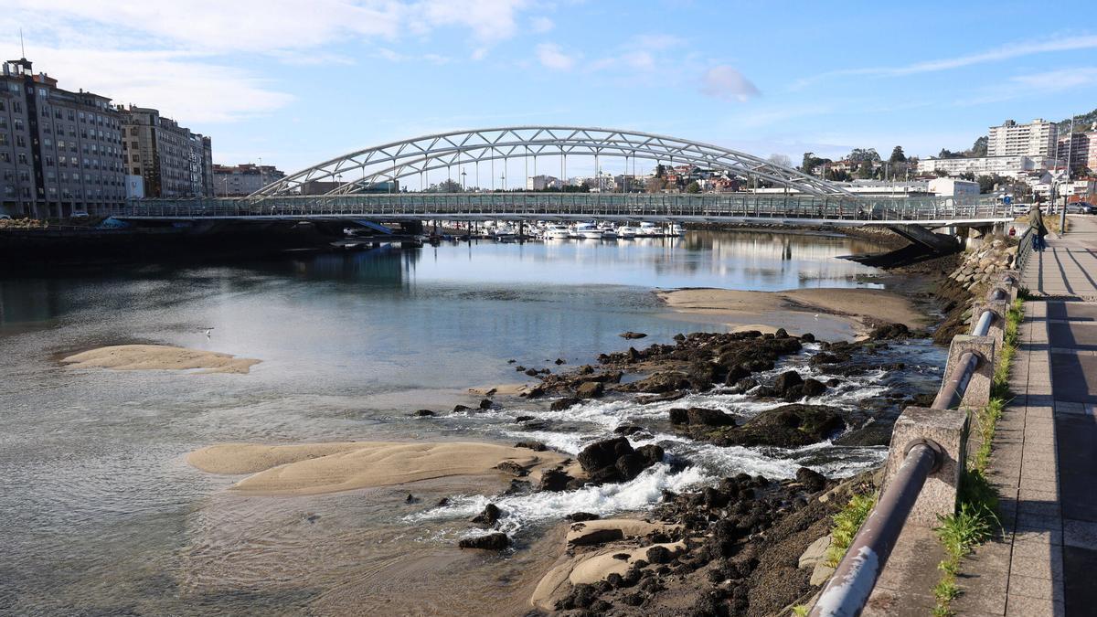 Lodos acumulados en el río Lérez en Pontevedra.