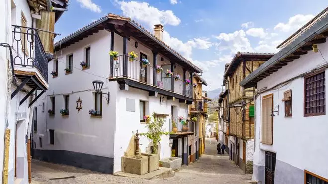 La calle más estrecha de España mide medio metro y está escondida en un pueblo judío de Cáceres