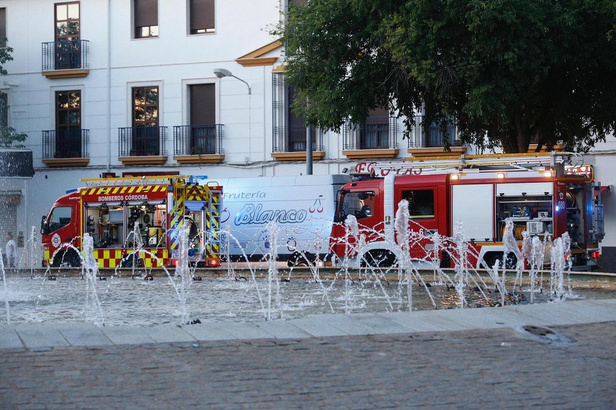 Camiones de bomberos en la plaza de Santa Teresa, donde se ubica el asador donde se ha registrado el incendio.