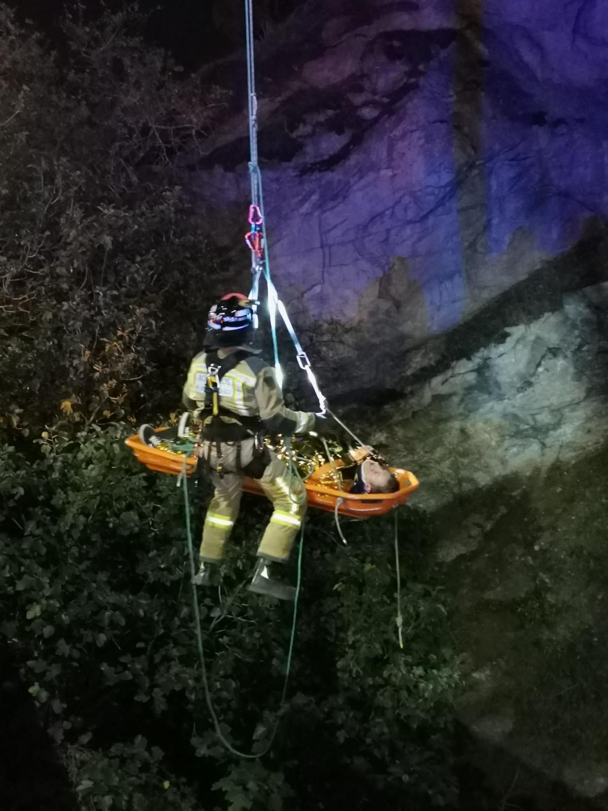 Rescatan a un joven tras rodar 40 metros por la ladera del Fuerte