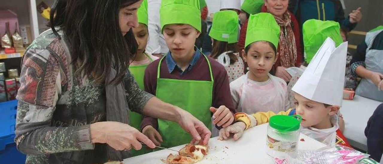 Isabel Pérez, ayer, durante el taller de cocina para niños en el mercado de abastos. // Iñaki Osorio