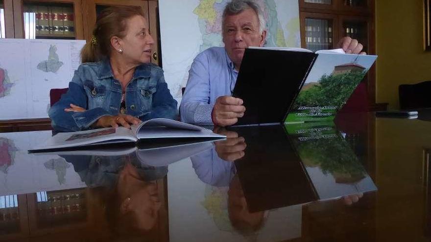 Amparo Antuña y Miguel Ángel Fuente, con sendos ejemplares del anuario de Noreña.