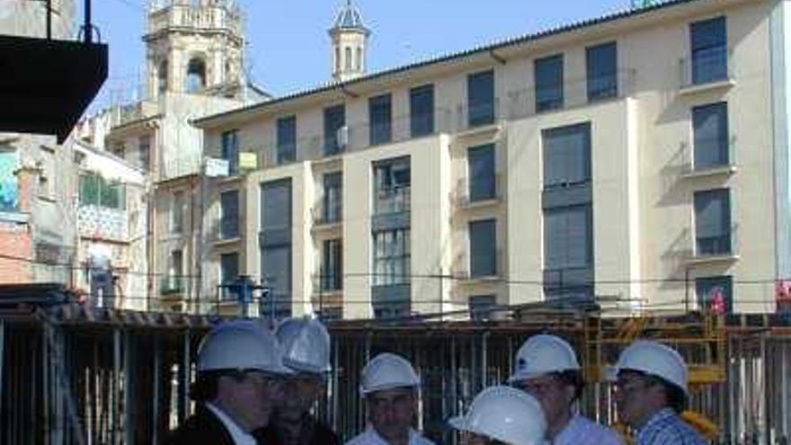 Una visita oficial a las obras de ampliación del Teatro Calderón de Alcoy.