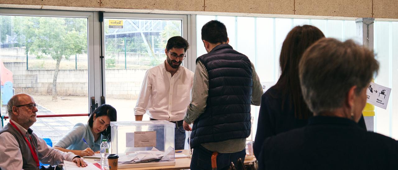 Electores durante el pasado 28-M, en el colegio cacereño Francisco de Aldana.