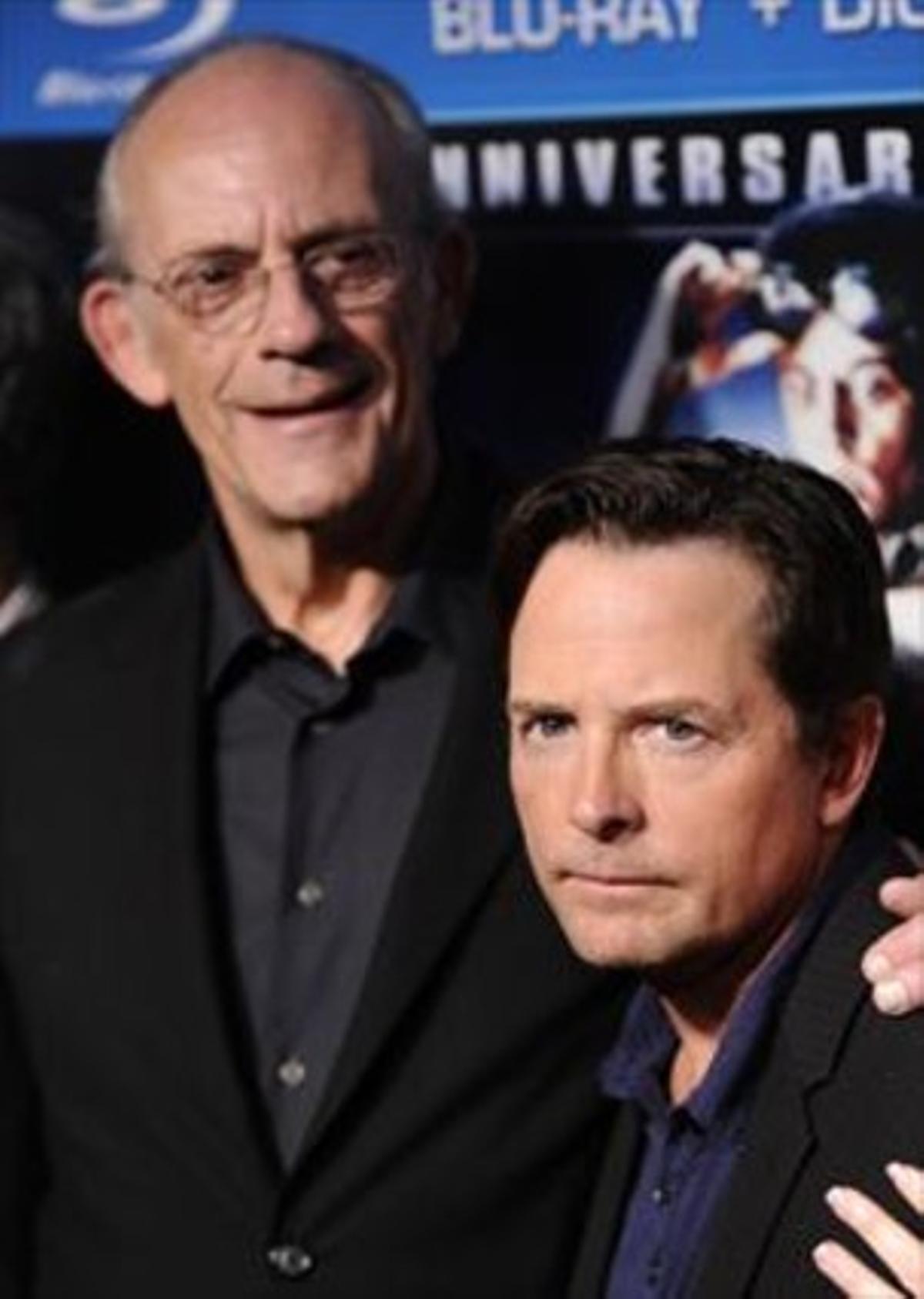 DOS ACTORS ENTREEL PASSATI EL FUTUR3Sobre aquestes línies, un retrobament    entre Christopher Lloyd (esquerra) i Michael J. Fox,     en la celebració     a Nova York pel     25è aniversari       de la pel·lícula, l’any 2010. A l’esquerra, els actors, en un fotograma de la segona entrega de ’Retorn al futur’ (1989).