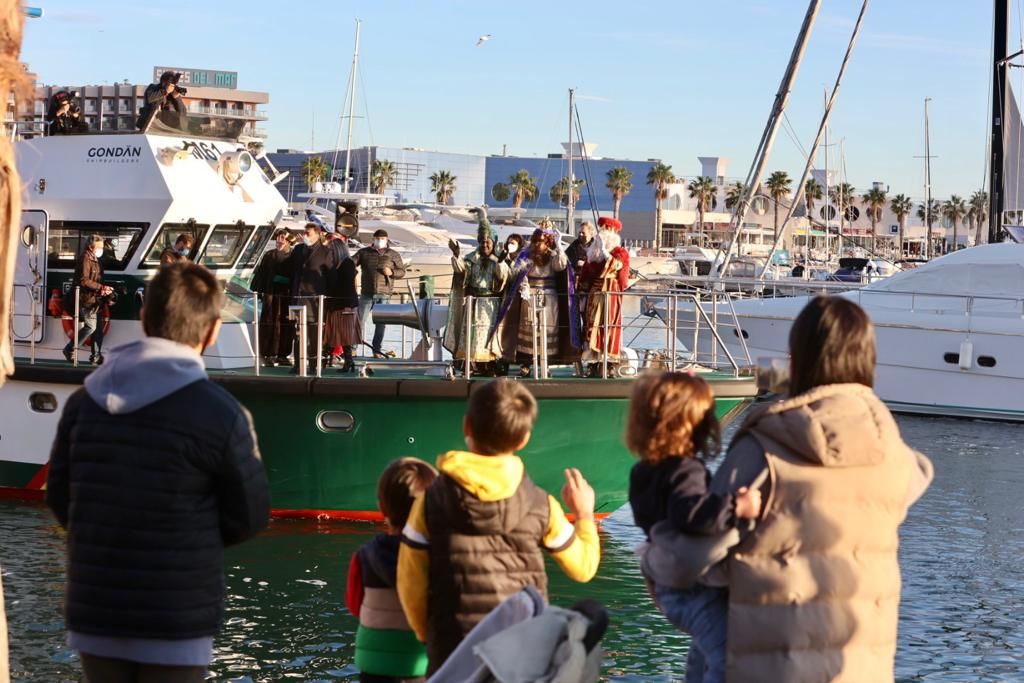 Gran expectación en Alicante para ver a los Reyes Magos