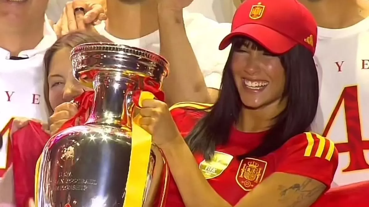 Aitana arrasa en la celebración multitudinaria de Cibeles por la victoria de La Roja