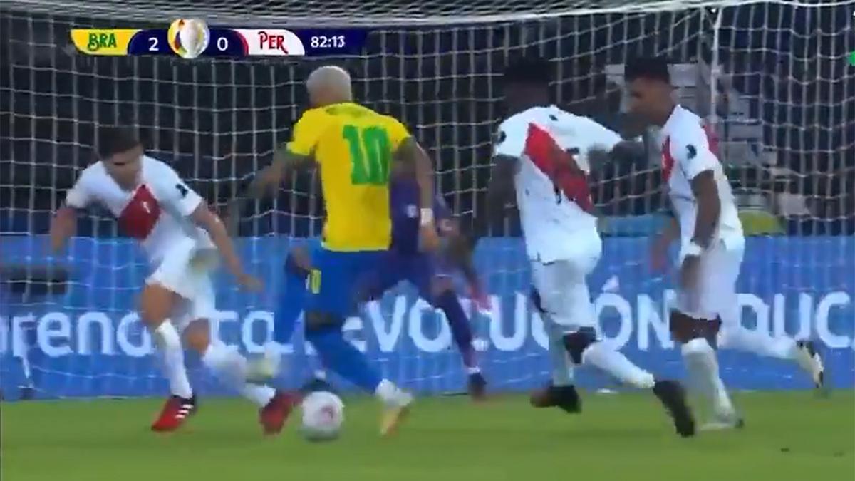 A Neymar solo le pueden parar con faltas. Atención a la exhibición del brasileño ante Perú. ¡De locos!