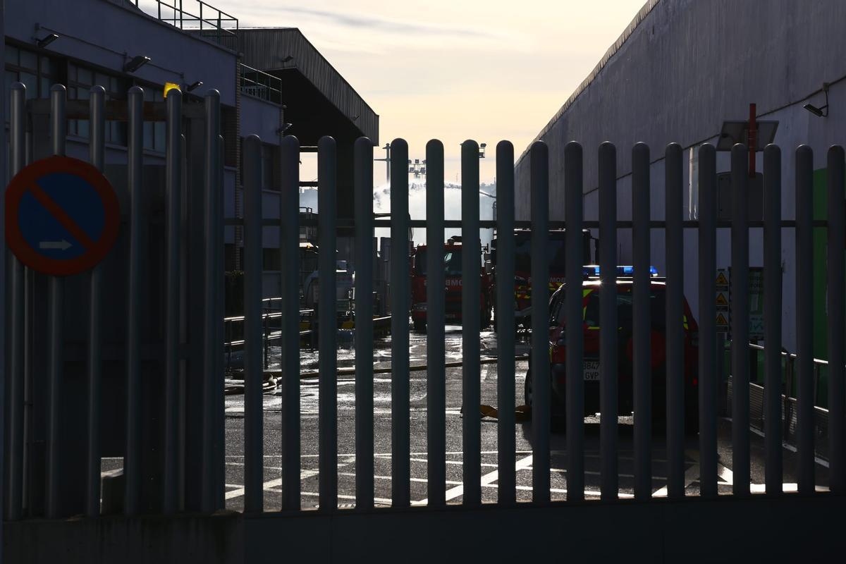 Los Bomberos confían en dar por extinguido el incendio en Saica Natur a lo largo de este domingo.