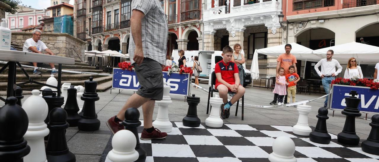 Una de las partidas en el ajedrez gigante instalado en el entorno de la plaza de España, en Avilés. | Mara Villamuza