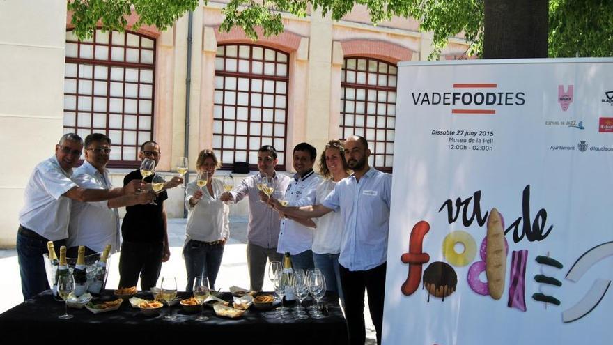 Els impulsors del primer Vadefoodies brinden per la iniciativa