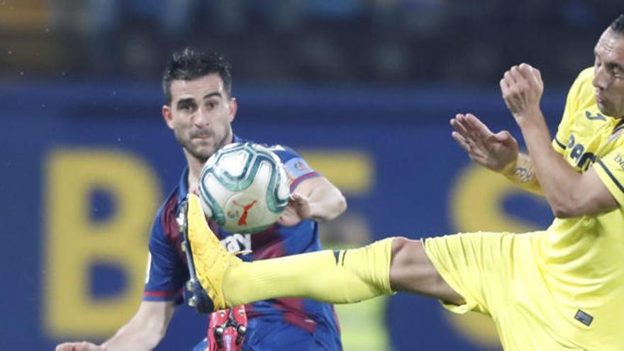 Un lance del juego entre Postigo (Levante UD) y Cazorla (Villarreal CF)