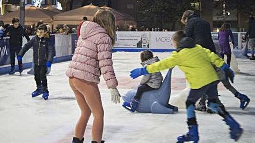 Nens i nenes patinant a la pista de gel de Manresa. Aquests dies l&#039;activitat es pot fer també a Sallent