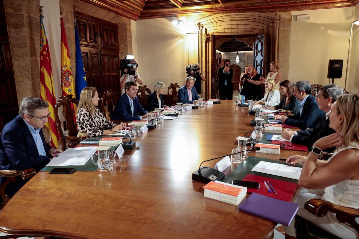 Carlos Mazón preside una de las primeras reuniones del pleno del Consell, en julio de 2023.