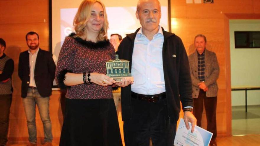 Carmen Barrera entregando el premio de &quot;Valores Humanos&quot; a Andrés Aguado.