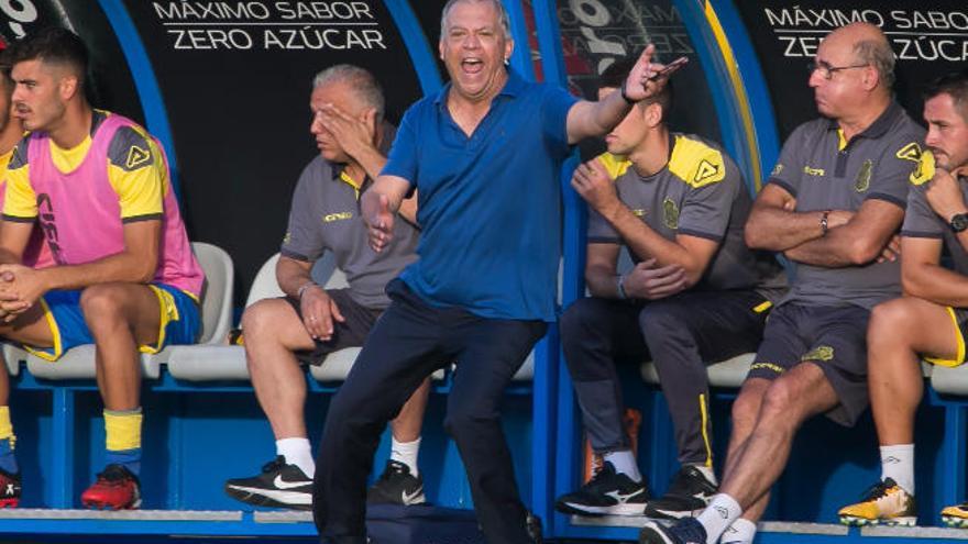 Juan Manuel Rodríguez da instrucciones en el banquillo del filial.