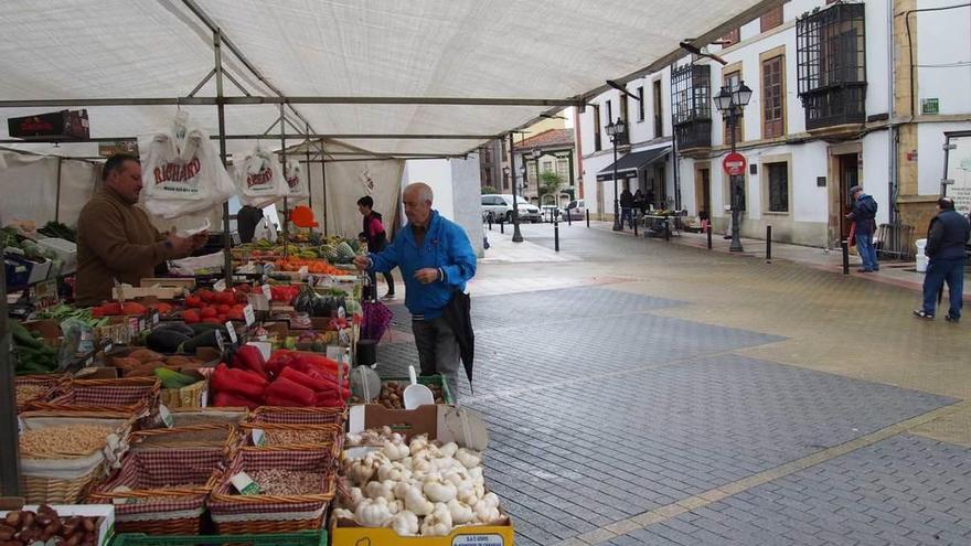 El puesto de frutas &quot;Richard&quot;, ayer, en el mercado de Noreña.