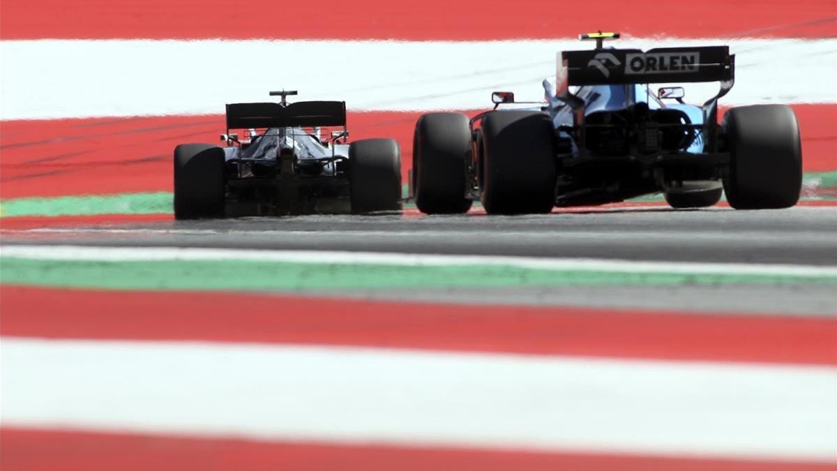 Hamilton toma una curva por delante de Kubica en Austria..