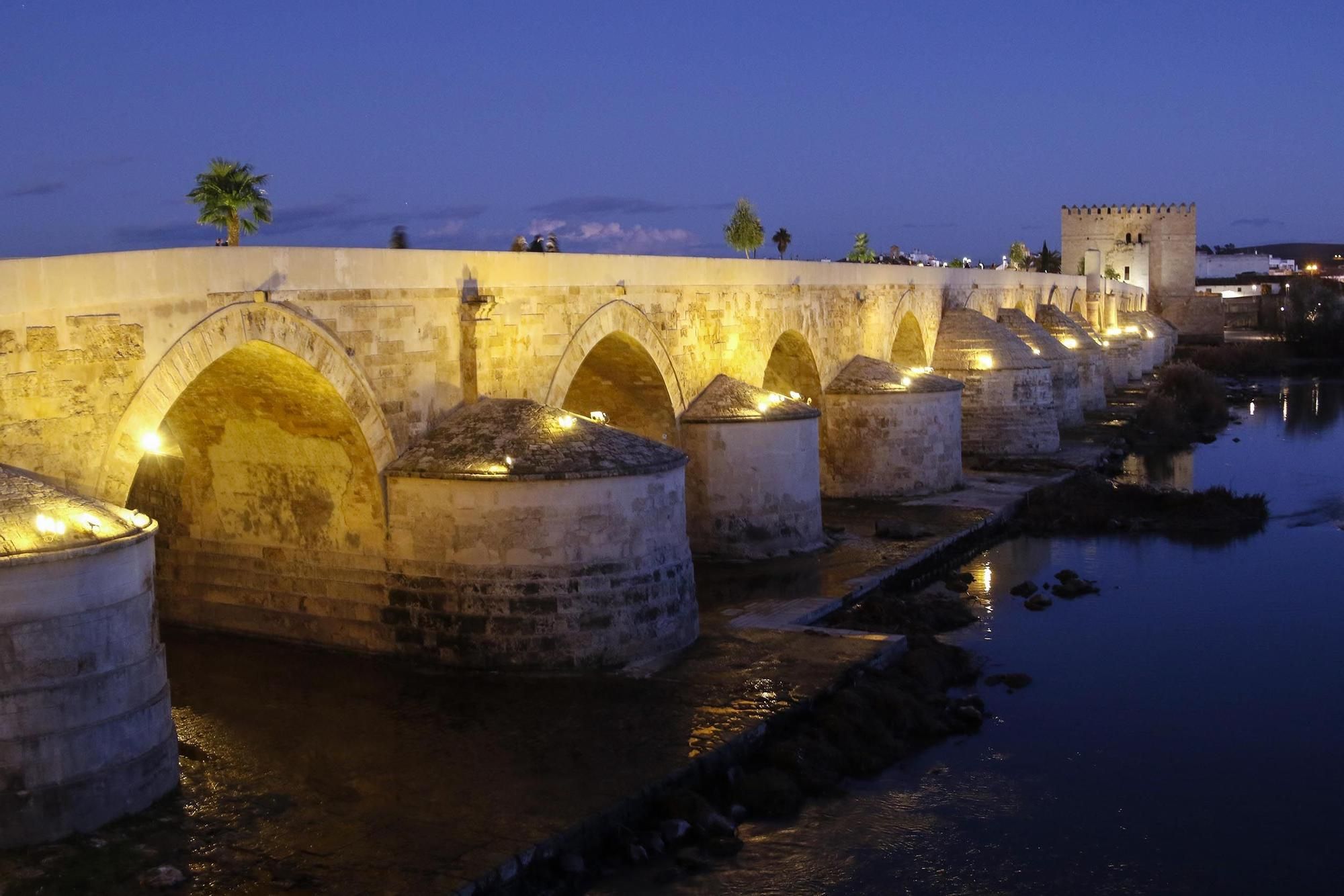 Puente Romano de Córdoba, iluminado a la caída de la tarde.