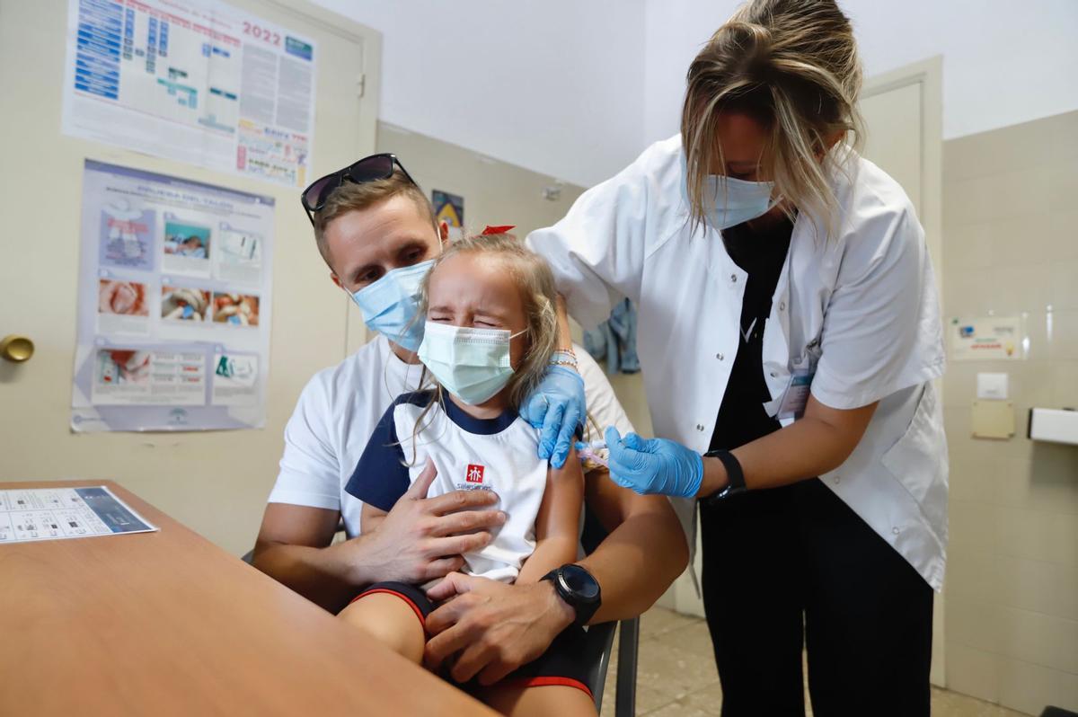 Valeria, de 4 años, recibe la vacuna frente a la gripe en el centro de salud Fuensanta.