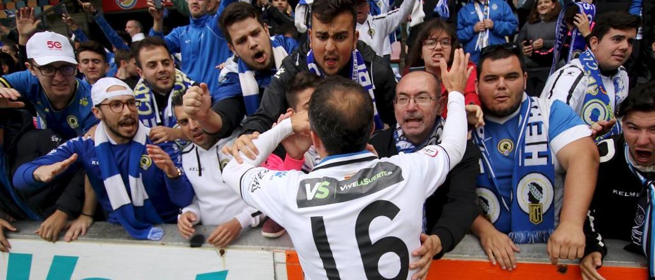 Juli saluda tras el partido a la afición herculana desplazada a Lasesarre el pasado domingo.