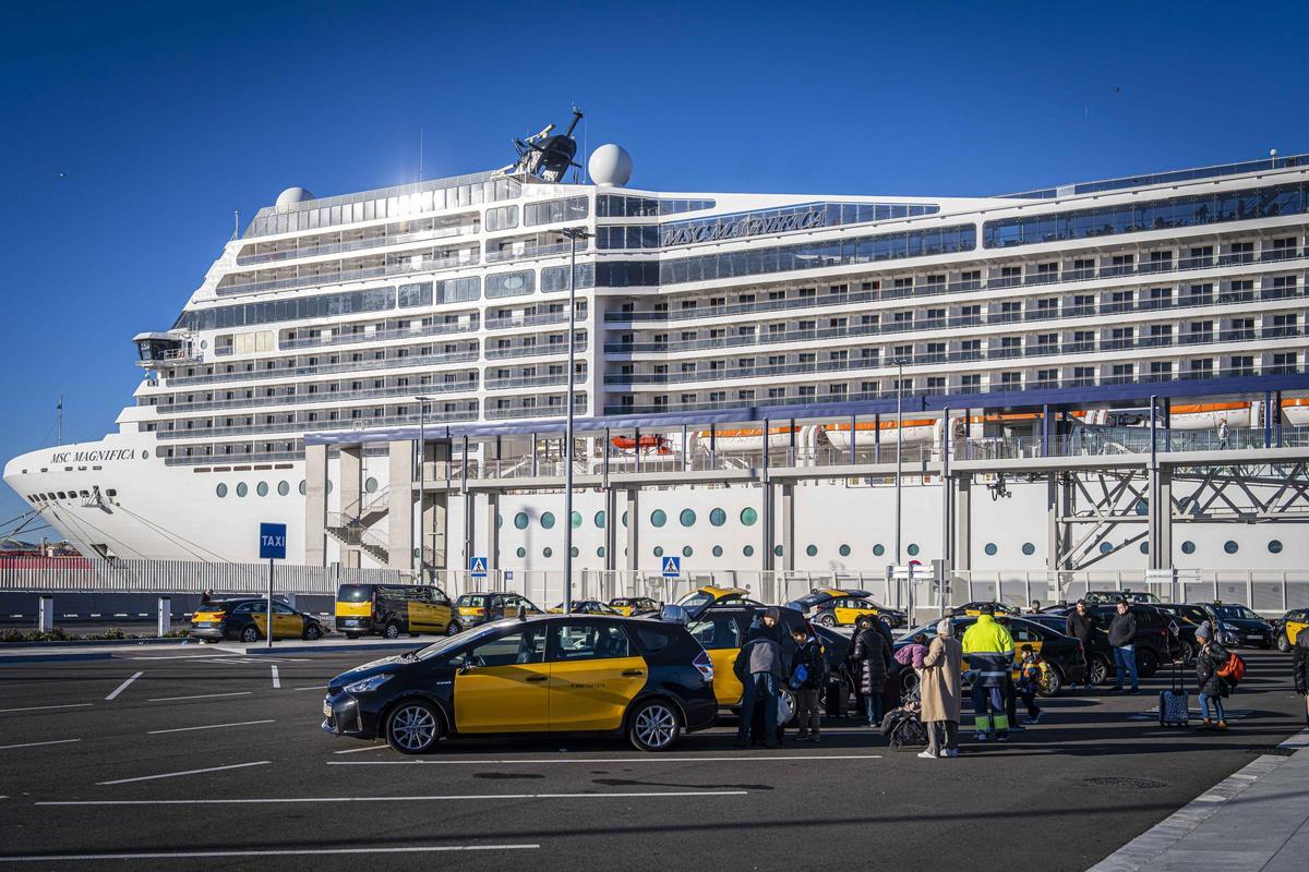 Un crucero en el puerto de Barcelona.