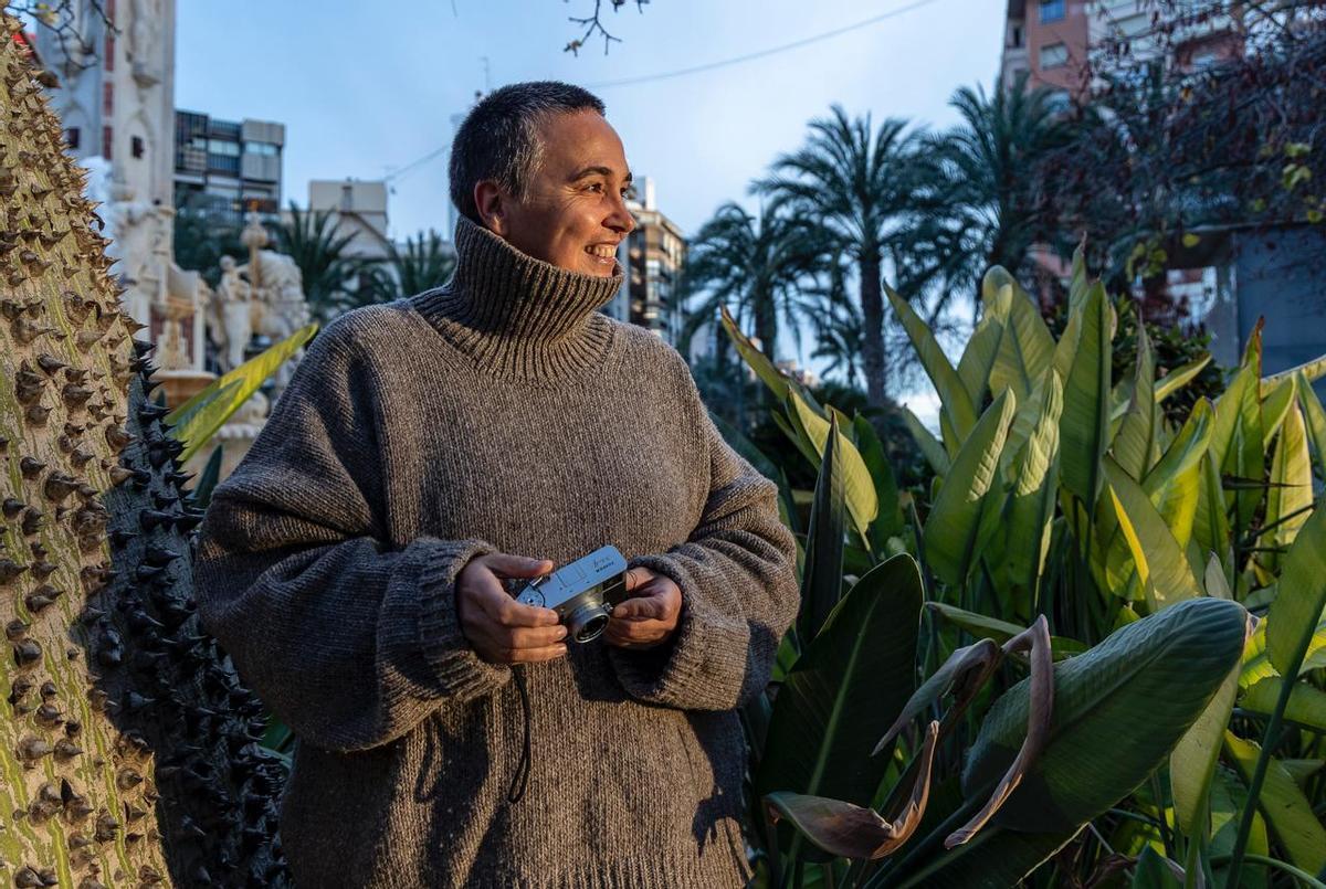 La fotógrafa alicantina posa para la entrevista