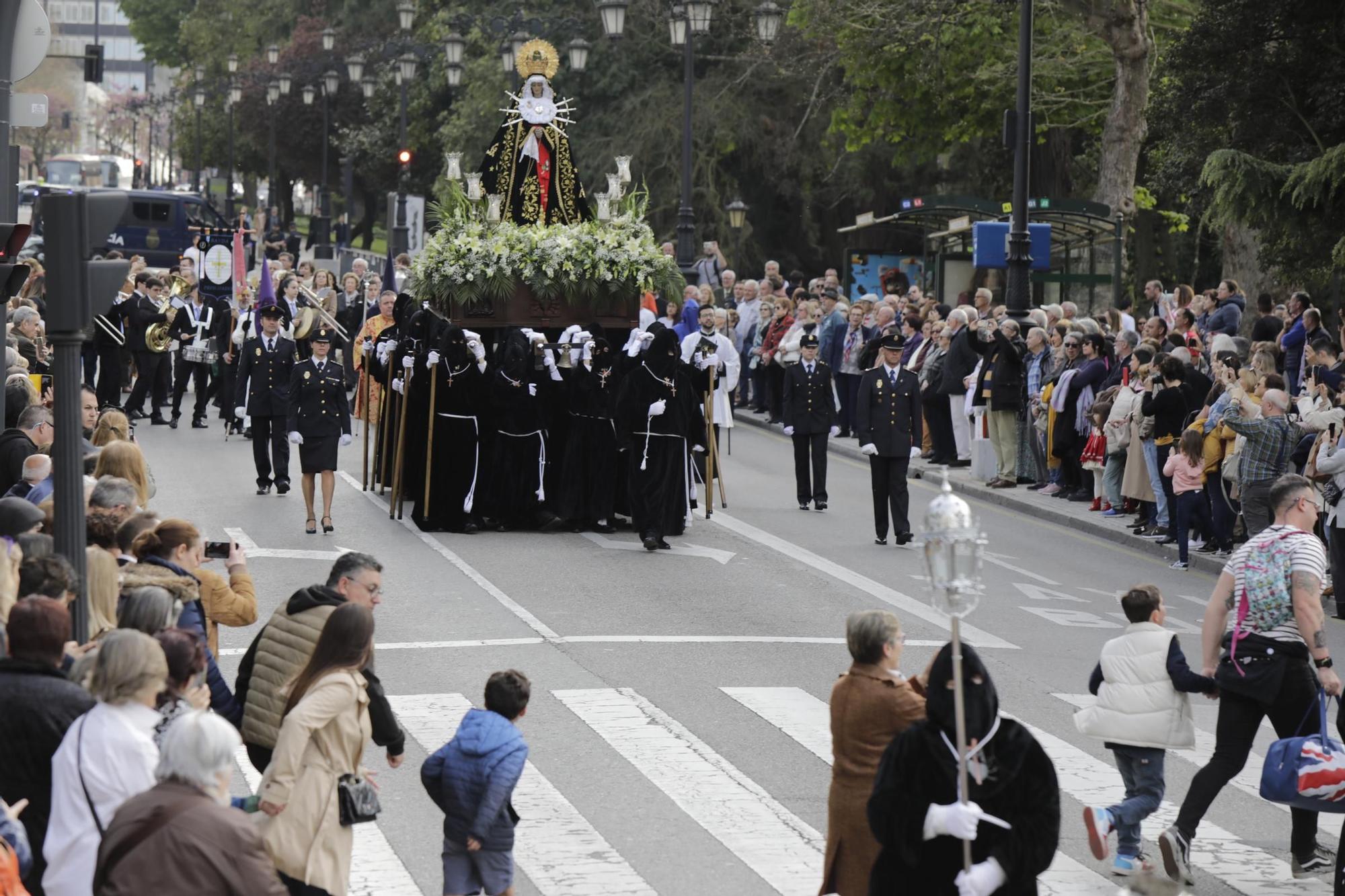 La procesión intergeneracional del Santo Entierro emociona Oviedo