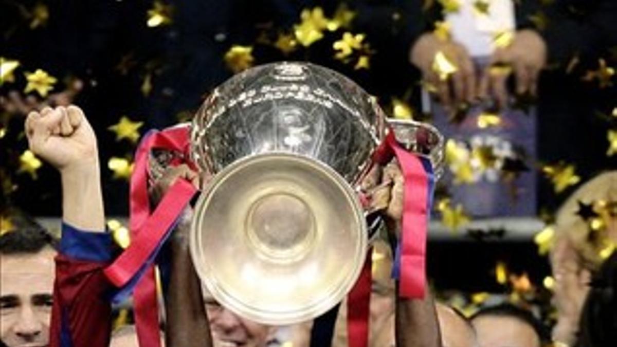 Abidal, eufórico, levanta en Wembley la Champions del 2011, que simboliza su mayor victoria.