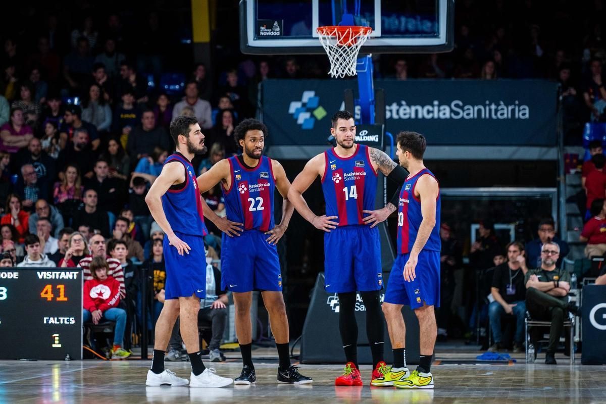 Los jugadores del Barça durante el partido.