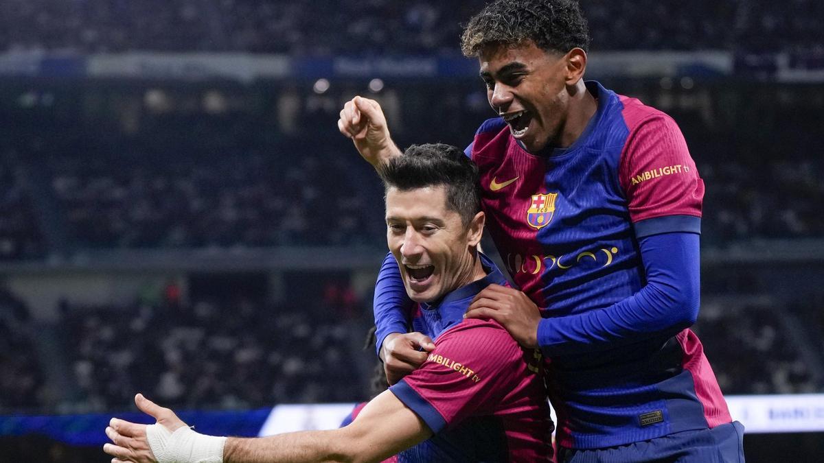 Lamine Yamal se abalanza sobre Lewandowski en uno d elos dos goles del polaco.