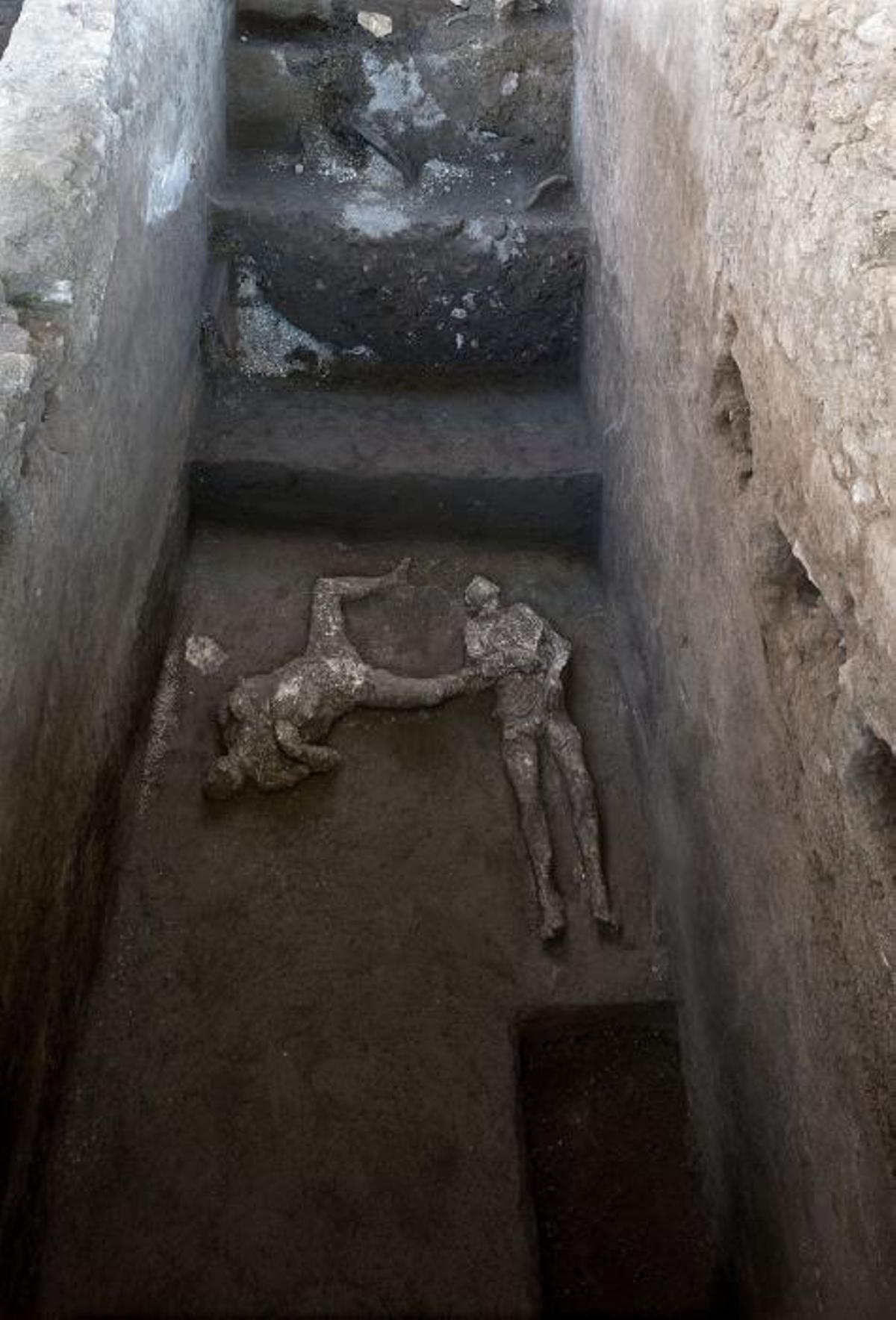 Hallan en Pompeya dos cuerpos con sus ropas.