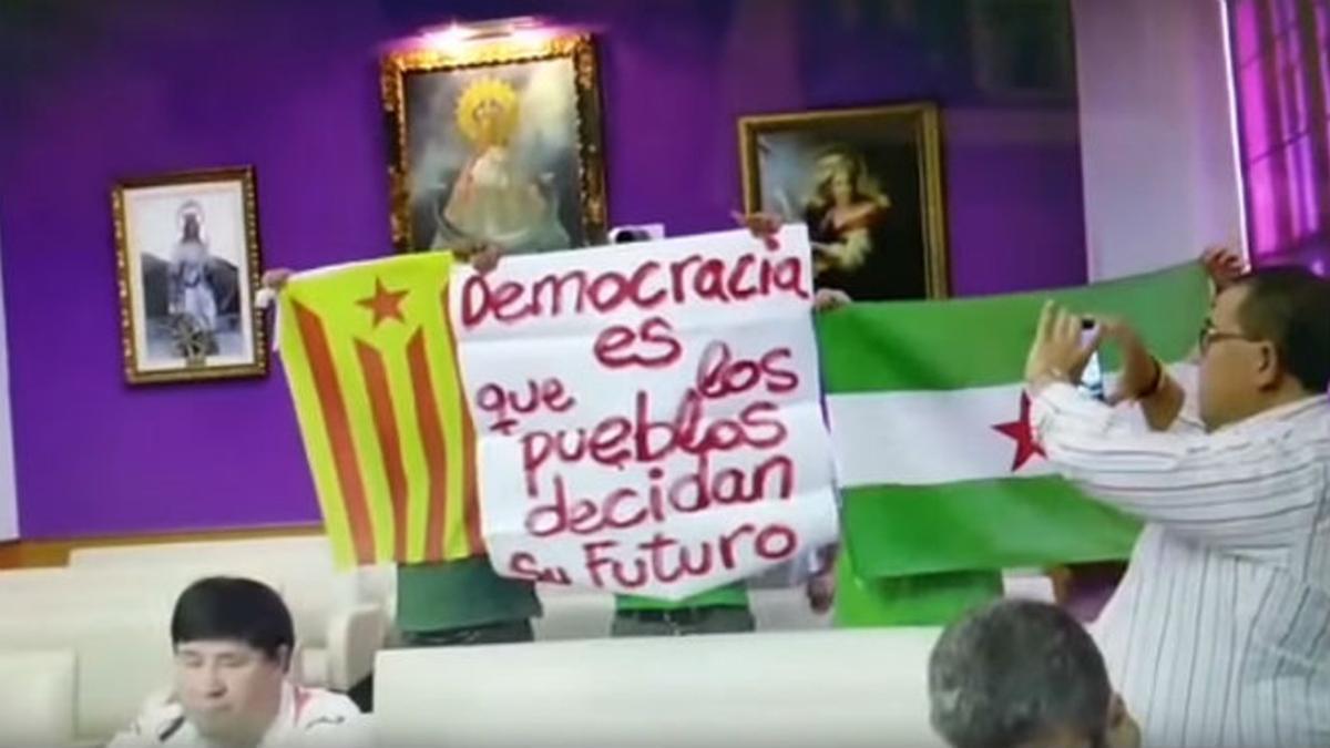 Captura de vídeo de los asistentes al pleno de Jaén antes de ser desalojados.