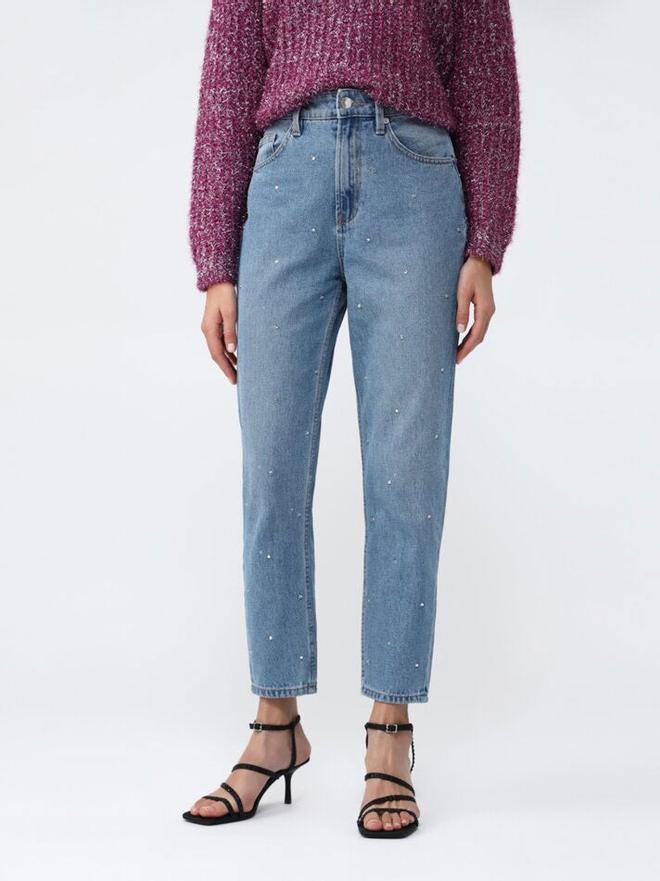 Jeans con tachuelas de Lefties (precio: 19,99 euros)