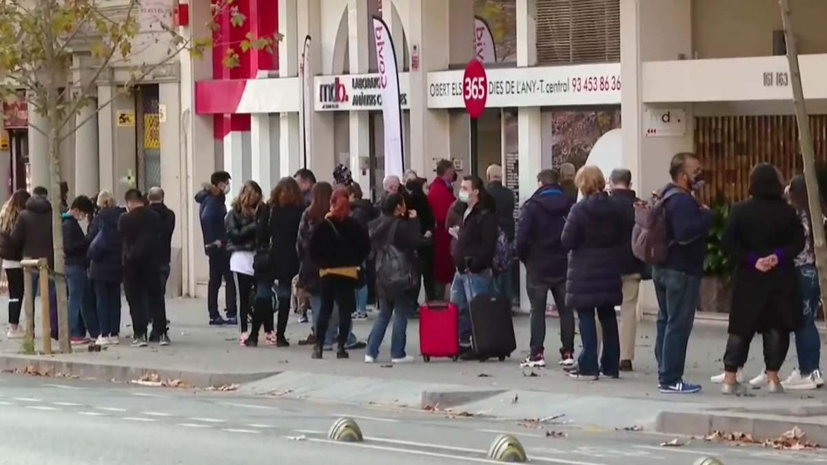 Largas colas en laboratorios de guardia de Barcelona para hacerse pruebas de covid