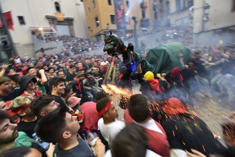 Berga inicia el passacarrers del vespre de Patum enmig d'una gran cridòria