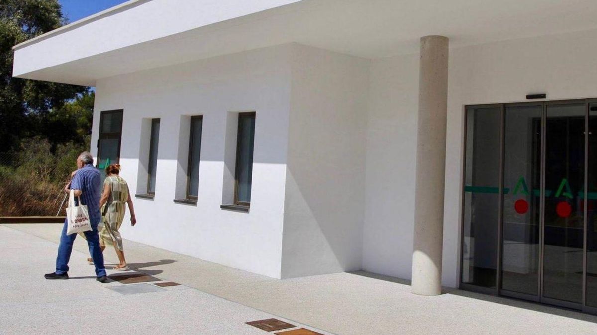 Dos pacientes abandonan el centro de salud de Las Chapas, que ha entrado recientemente en servicio.