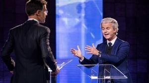 Rutte (izquierda) y Wilders, durante el cara a cara televisivo, el 13 de marzo.